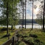 Päämökin kuistilta avautuu rantamaisema.